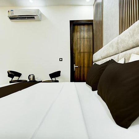 Hotel O Platinum Zirakpur Exterior photo